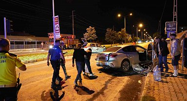 Erzincan'da iki otomobil çarpıştı: 5 yaralı