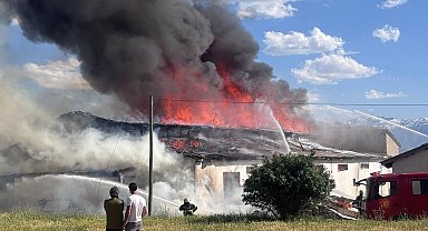Erzincan'da ikinci el mobilya deposunda çıkan yangın söndürüldü
