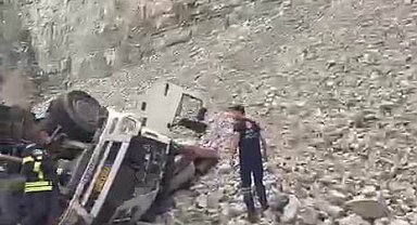 Erzurum'da feci kaza: Freni patlayan tırdan atlayan sürücü öldü, 2 kişi yaralandı