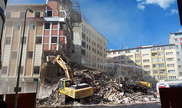 Erzurum'da kontrollü yıkımda korkutan anlar