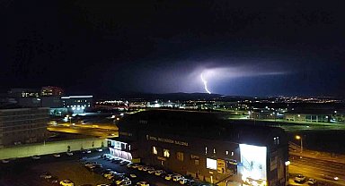 Erzurum'da şimşekler geceyi aydınlattı