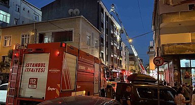 Esenler'de 4 katlı binada çıkan yangın çatıya sirayet etti