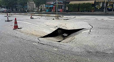Esenyurt'ta İSKİ'nin boru hattı patladı, yol çöktü cadde göle döndü