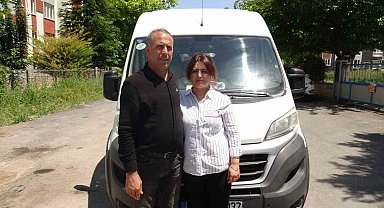 Eşine yardım için direksiyon başına geçti, öğrenci servisinin sevilen şoförü oldu