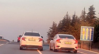Eskişehir- Bursa yolunda birbirini sıkıştıran 2 araç trafiği tehlikeye attı