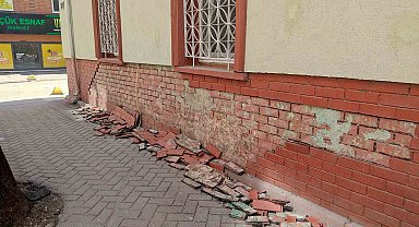 Eskişehir'de cami duvarının dekoratif tuğlaları deforme olup kaldırıma döküldü