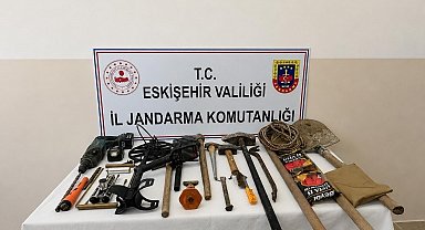 Eskişehir'de kaçak kazı yapan 3 şüpheli suçüstü yakalandı