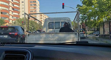 Eskişehir'de kamyonet kasasında tehlikeli yolculuk