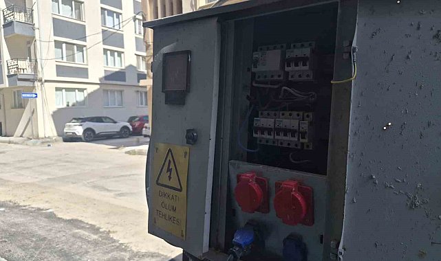 Eskişehir'de kapağı açık bırakılan elektrik panosu korkutuyor