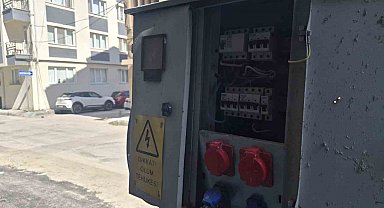 Eskişehir'de kapağı açık bırakılan elektrik panosu korkutuyor