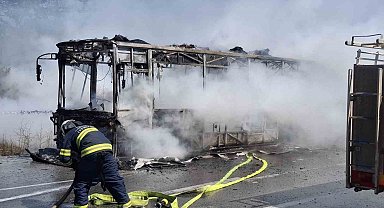 Eskişehir'de seyir halindeki belediye otobüsü yanarak kullanılamaz hale geldi