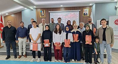 Eskişehir'de umre ödüllü bilgi yarışmasının kazananları ödüllerine kavuştu