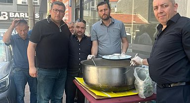 Eskişehir'de yaşayan Aşağı Piribeyli köylüleri vatandaşlara aşure ikramında bulundu