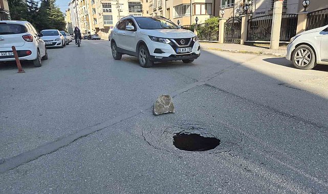 Eskişehir'de yol çöktü, sürücüler zor anlar yaşadı