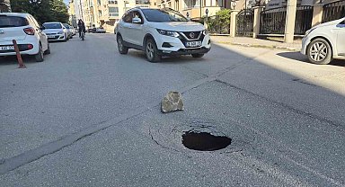 Eskişehir'de yol çöktü, sürücüler zor anlar yaşadı