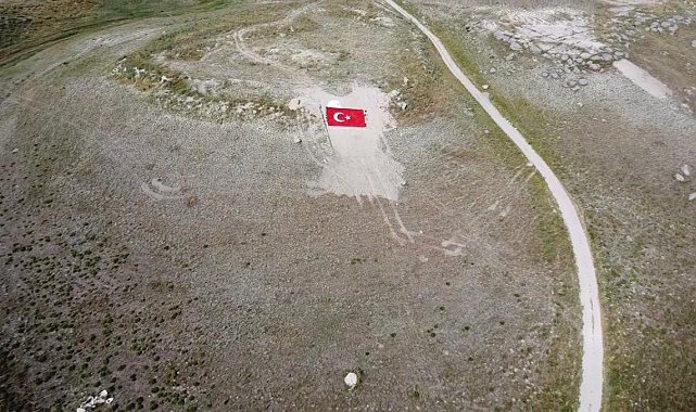 Eskişehirli gençler Milli Takıma destek için dağa Türk Bayrağı nakşetti