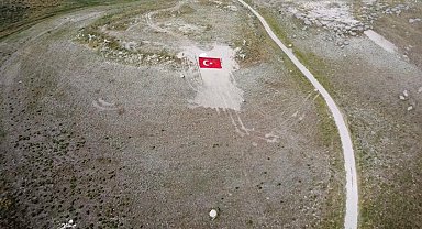 Eskişehirli gençler Milli Takıma destek için dağa Türk Bayrağı nakşetti