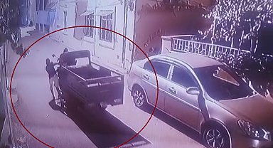Esnafın motosikletini çalan hırsızlar kamerada