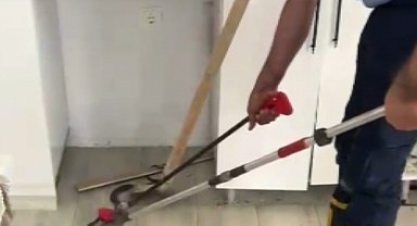 Eve giren yılanı itfaiye ekipleri çıkardı