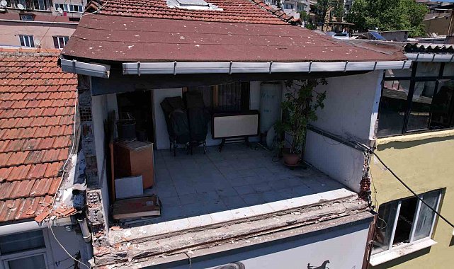 Fatih Laleli'de binadan kopan beton ve metal parçalar yere düştü, facianın eşiğinden dönüldü