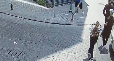 Fatih'te araçtan çantayı böyle çaldılar