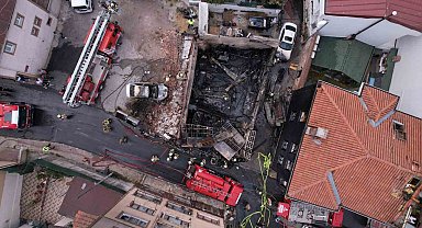 Fatih'te motosiklet tamirhanesinde yangın: İş yeri ve araçlar küle döndü