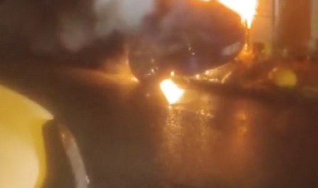 Fatih'te otomobili alevlere teslim oldu, araç sahibi "kundaklama" iddiasında bulundu