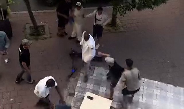 Fatih'te yabancı uyruklu şahıslar arasında bıçaklı kavga kamerada