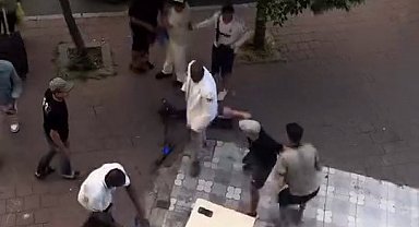 Fatih'te yabancı uyruklu şahıslar arasında bıçaklı kavga kamerada
