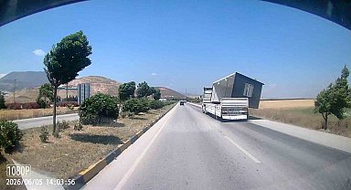 Fırtınanın, tırda taşınan konteyneri uçurduğu anlar kamerada