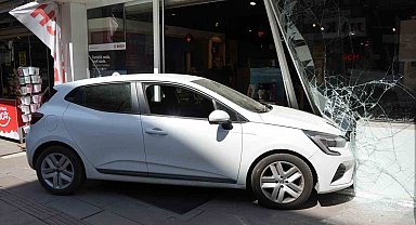 Fren yerine gaza basınca kaza kaçınılmaz oldu: Otomobiliyle iş yerine daldı