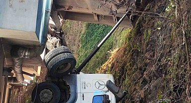 Freni boşalan kamyon apartman ile duvar arasına girdi: 2 daire zarar gördü
