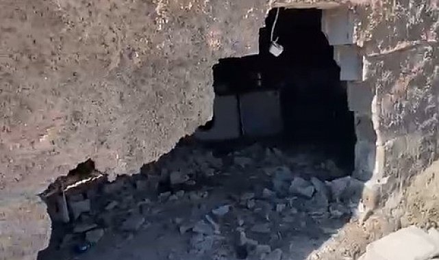 Freni boşalan traktör eve daldı