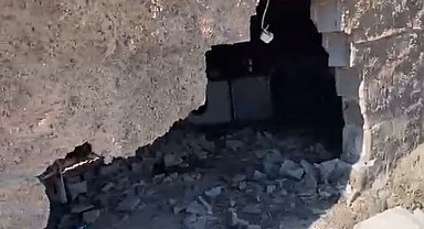Freni boşalan traktör eve daldı