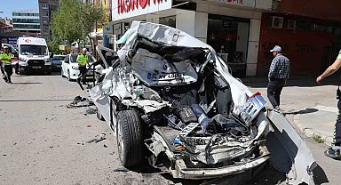 Freni patlayan kamyon caddeyi savaş alanına çevirdi: 10 araç zarar gördü, 5 yaralı