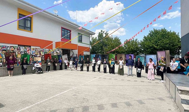Frida Kahlo'nun eserleri, Bursa'da canlı tabloya dönüştü