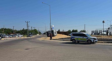 Gaziantep'te arpa yüklü tır kavşakta yan yattı: 1 yaralı