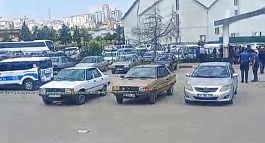 Gaziantep'te mezarlıkta silahlı çatışma: 2 kişinin yaralandığı panik anları kamerada