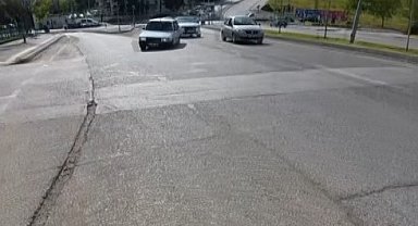 Gaziantep'te trafikte ilginç görüntü: Seyir halindeki otomobilin lastiği yerinden çıktı