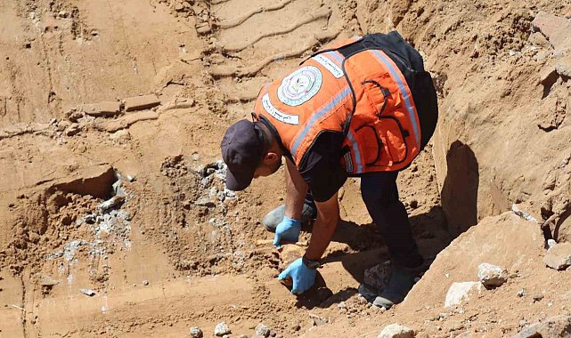 Gazze'de İsrail askerleri mezarlığı dağıttı, onlarca cenaze birbirine karıştı