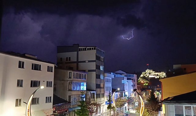 Geceyi gündüze çeviren şimşekler: Kars semalarında nefes kesen ışık gösterisi