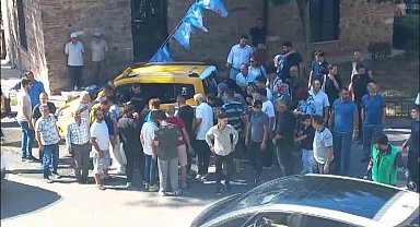 Genç avukat taksinin altında kaldı, çok sayıda kişi çıkarmak için seferber oldu