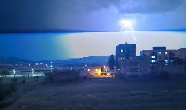 Gercüş'te Haziran ayında yıldırımlar geceyi aydınlattı