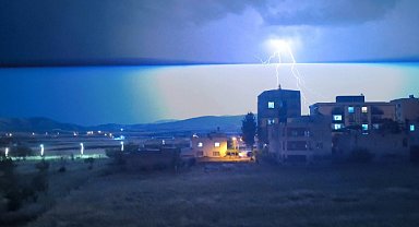Gercüş'te Haziran ayında yıldırımlar geceyi aydınlattı
