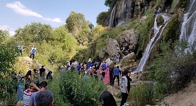 Girlevik Şelalesi bayramda ziyaretçi akınına uğradı