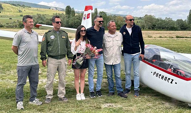 Gökyüzünde telsizle evlilik teklifi: Planörler yan yana geldi, o anlar nefes kesti