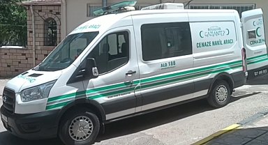 Gömleği ağaca takılınca düştü, kullandığı traktörün altında hayatını kaybetti