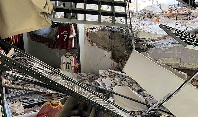 Güngören'de yıkım sırasında çöken bina, bitişiğindeki 2 binaya zarar verdi
