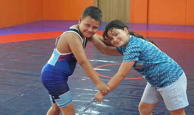 Güreşte 10 yaşındaki minik kız tuttuğunu deviriyor