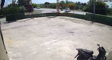 Hafif ticari araca ok gibi saplanan motosikletteki 2 kişi metrelerce havaya uçtu